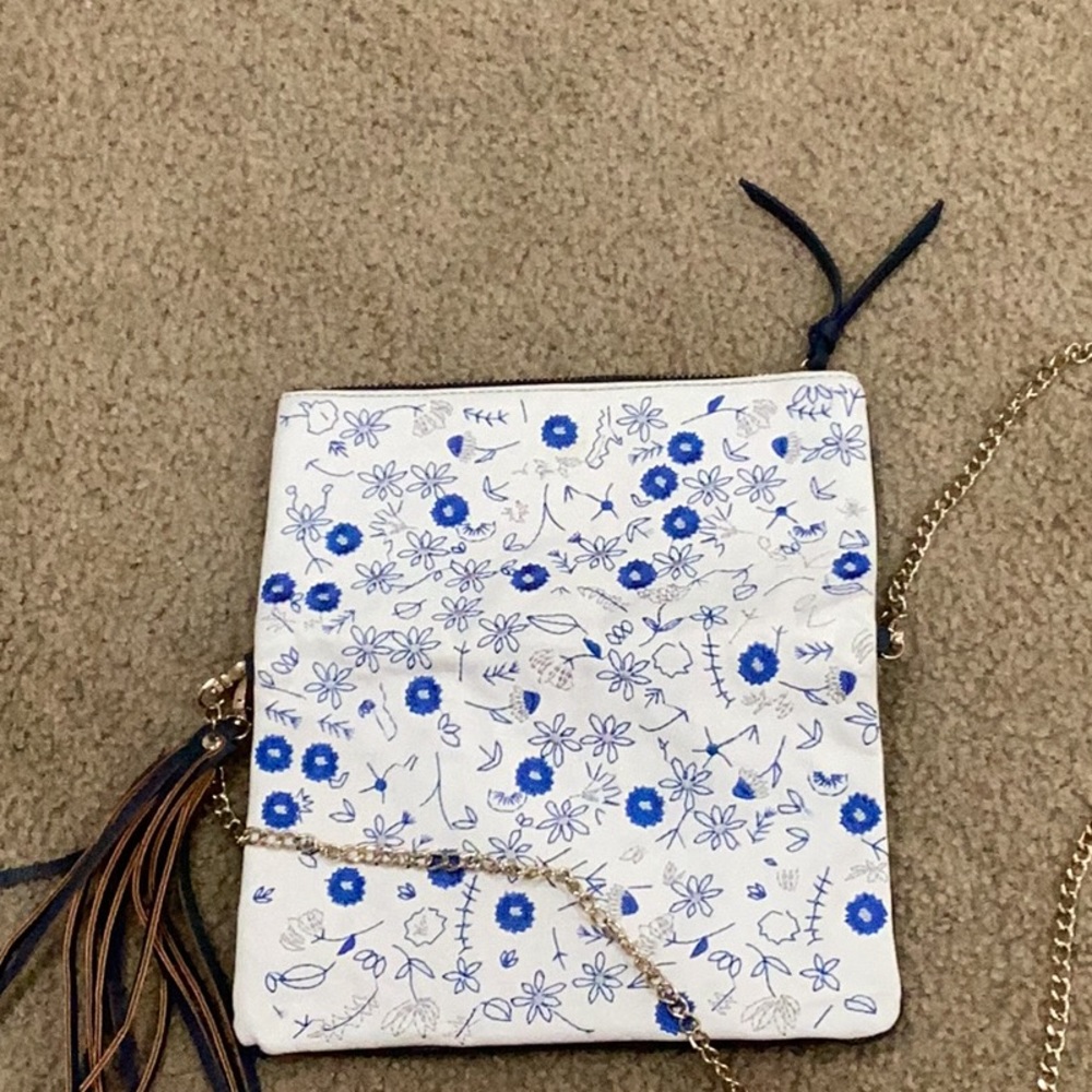 Crossbody bag with magnet